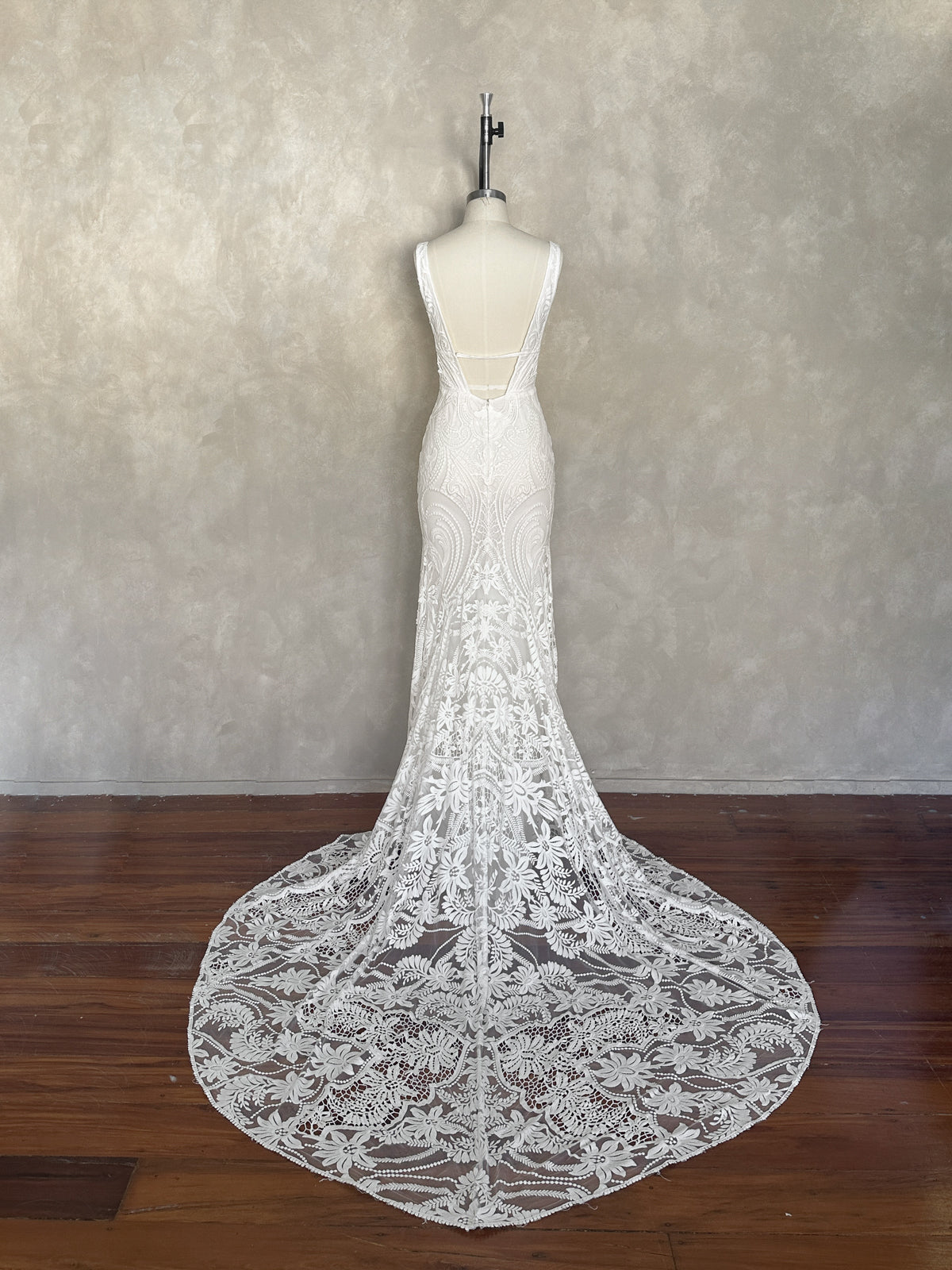 Amos Gown - UK8