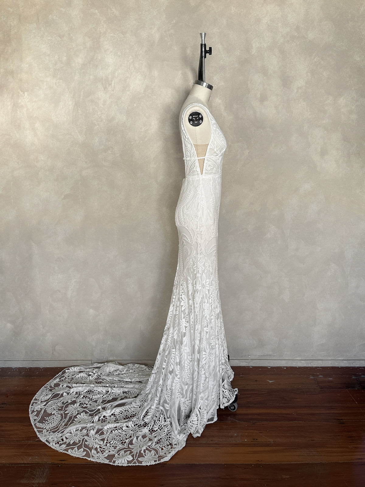 Amos Gown - UK8